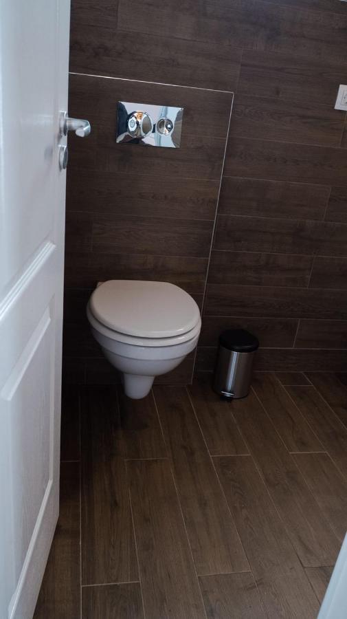 Villa Wild Rooms Jiet Екстериор снимка