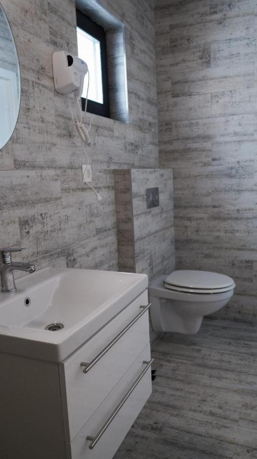 Villa Wild Rooms Jiet Екстериор снимка