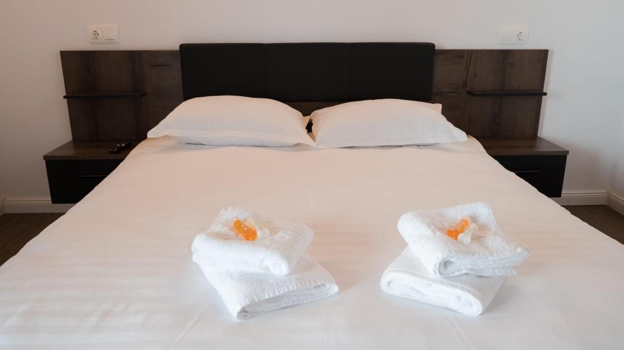 Villa Wild Rooms Jiet Екстериор снимка