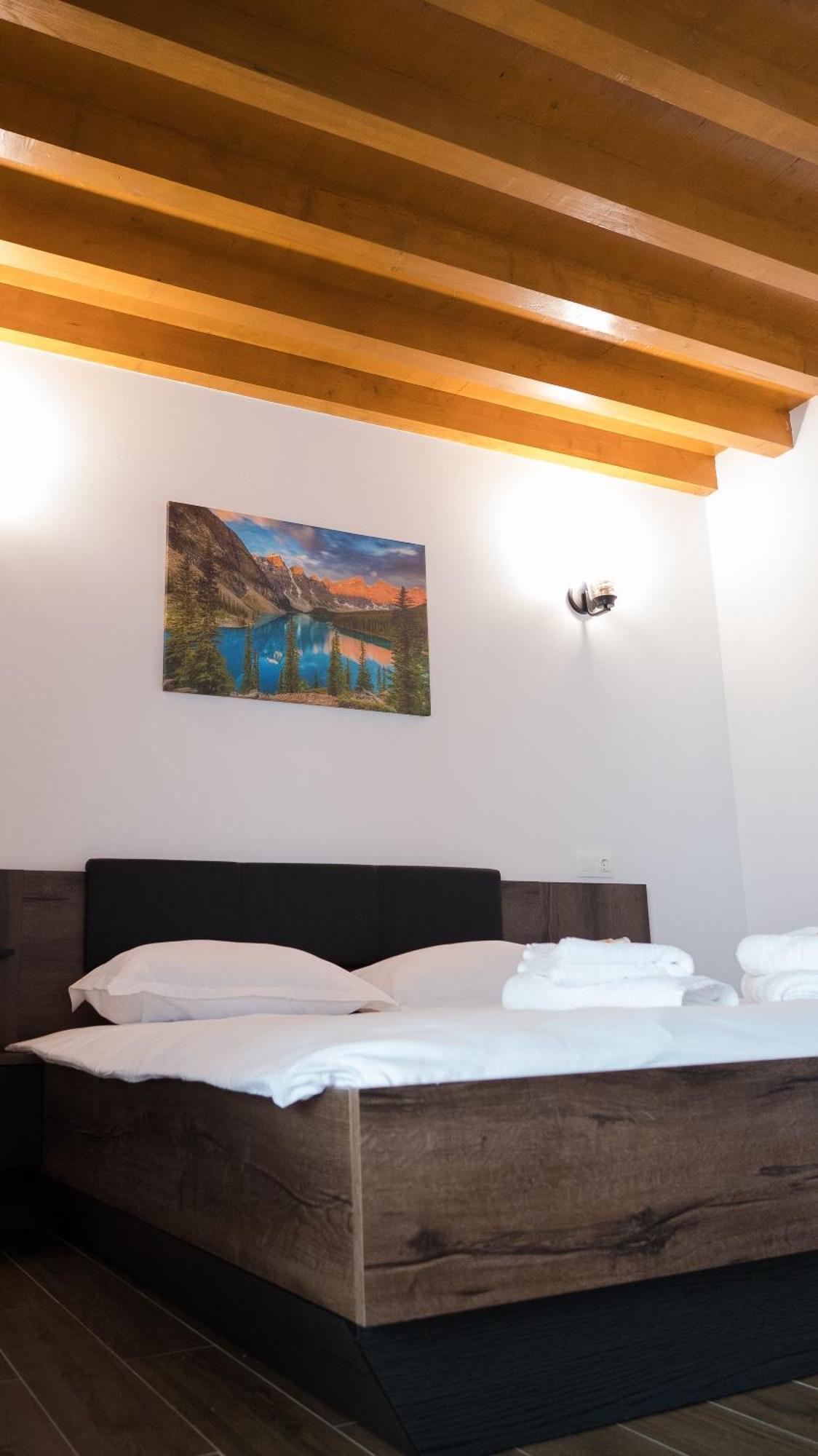 Villa Wild Rooms Jiet Екстериор снимка