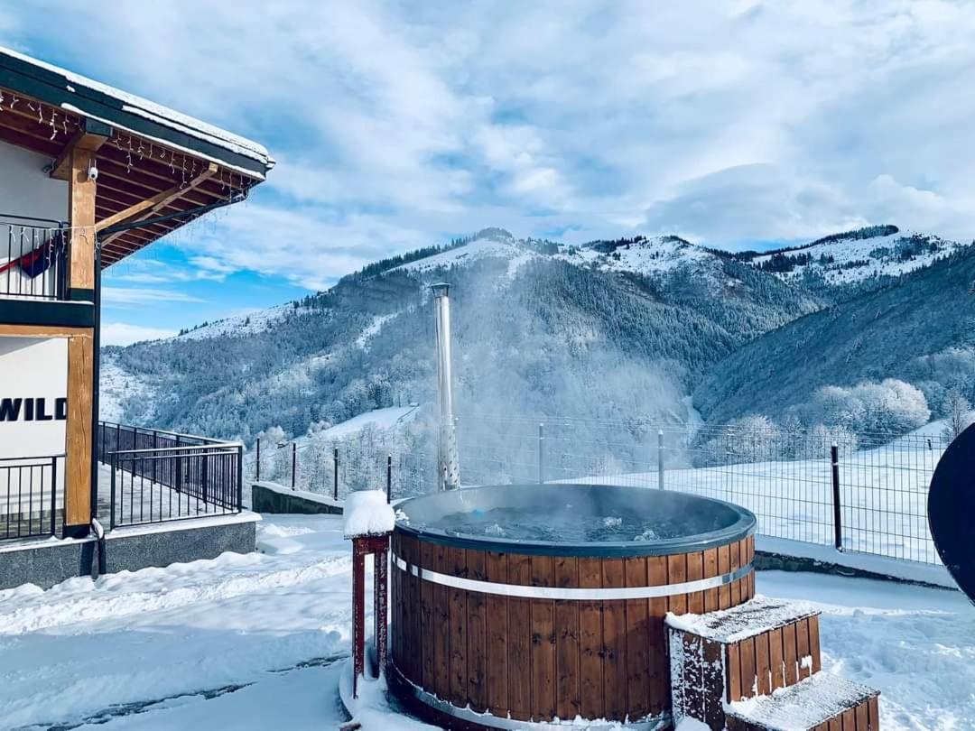 Villa Wild Rooms Jiet Екстериор снимка